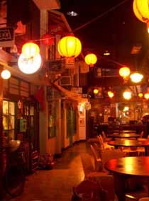 昏黃燈光、仿古建築，讓餐廳充滿濃濃台灣古早氛圍。