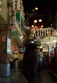 站在古早台灣味十足的餐廳內，服務生穿著學生制服穿梭其間，確實讓人以為置身在50年代的台灣。(圖/樺航攝