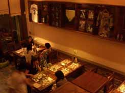 在古柏鎮裡用餐，一旁掛滿球衣、壘包、名人相片。(圖/樺航攝)