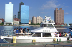 「真愛碼頭--旗津輪渡站」開航，吸引大批遊客準備登船飽覽河港風情。(圖/樺航攝)