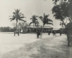 1923年出版的照片中，今日的高雄港站，是第二代的打狗停車場，前方可見噴泉、街燈及人力車，並有椰影構成的南國氣象。(圖/高雄市立歷史博物館提供)