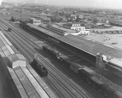 舊高雄火車站興建於西元1941年（昭和16年），為了經濟與市區發展需要，及日人「南進」策略而興建，當時火車站四周全是稻田，遠遠就能望見三層樓高的建築。(圖/高雄市立歷史博物館提供)