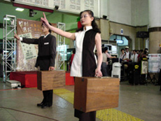 月台是台語老歌中離別的象徵，在暫別舊高雄火車站的活動中，南風劇團也在候車廳裡上演行動劇「旅人」，述說車站戀人的故事。(圖/鄭家聲攝)