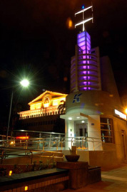 市議會站是高捷橘線最能表現高雄海洋首都意象的站體，夜景也別具風情。（圖/張忠義攝）