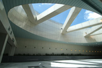 Ｏ9技擊館站出入口特別結合地面景觀，將其塑造為橢圓形開放式採光天井。(圖/鮑忠暉)