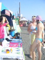 高雄世運商品在西子灣「夏日高雄」系列活動中擺攤販售，吸引外籍比基尼女郎駐足詢問。