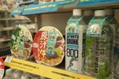 7-ELEVEn門市日前推出購買運動飲料及泡麵，即可獲贈2009世運吉祥物限量立體貼紙。（圖/鮑忠暉攝）