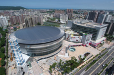 斥資40億興建的高雄綜合體育館（高雄巨蛋）在2008年9月27日正式啟用，可容納1萬5千個席次。 (圖/鮑忠暉攝)