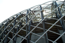 2009高雄世運主場館的造型採連續螺旋狀的結構和RC曲面支撐架構的馬鞍，為現今獨一無二的建築設計，前衛而特殊。 (圖/鮑忠暉攝)