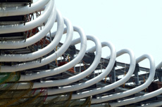 2009高雄世運主場館的造型採連續螺旋狀的結構和RC曲面支撐架構的馬鞍，為現今獨一無二的建築設計，前衛而特殊。 (圖/鮑忠暉攝)