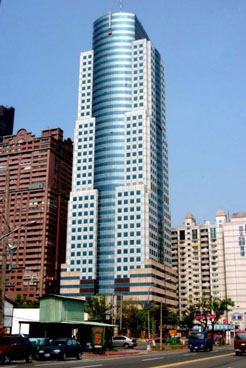 亞洲財經廣場是高雄最早的摩天大樓之一。（圖/張忠義攝）