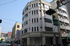 新興街、壽星街口的這棟建築物，是老舊建物翻新的代表作，樓下出租做店面，樓上則租給學生住。（圖/郭力睿攝）