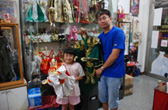 陳皇寶（右）和他的寶貝女兒，在工作室拿著戲偶合照，有女傳承，陳皇寶非常高興。（圖/郭力睿攝）