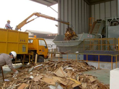 巨大破碎廠可絞碎無法再利用的家具、漂流木，1小時可生產木屑2.4噸。（圖/郭力睿攝影）