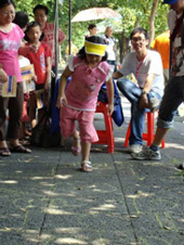 小朋友在眷村文化館外，玩起「跳房子」，旁邊的大人們憶起兒時樂趣，笑得樂開懷。(圖/侯志勇攝)