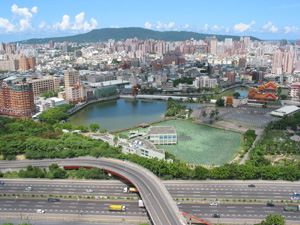 金獅湖將以「台灣風味的江南庭園風景區」為定位，進行整建，並串連周遭澄清湖綠地及北邊的檨仔林埤，形成生態廊道。（圖/鮑忠暉攝）