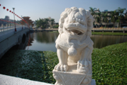 保安橋上300多座的漢白玉石獅雕刻，係仿蘆溝橋石獅造型，表情傳神，形態各異。(圖/侯志勇攝)