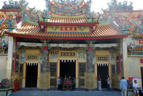 道德院寺廟為中國的宮殿式建築，後倚獅山，是著名的道家潛修勝地。(圖/侯志勇攝)