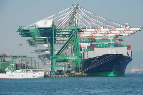 台灣應利用作為貨櫃、貨物轉運中心和發貨中心利基，透過兩岸通航，充分展現高雄港區地理位置優勢。（圖／郭力睿攝）