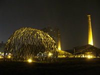 巨大的「築巢」鋼雕作品，在夜晚光影投射下，身形更為宏偉，散發出一股神秘感。(圖/郭力睿攝)