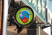 在必信街可找得到用廢鐵組構的五金寶寶藝術招牌。(圖/高雄市政府文化局提供)