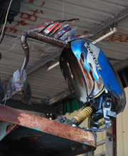 「舊機車」系列創作，是利用廢棄的機車油箱、火星塞或者是排氣管、鋼鍋碗盆等現成物，經過巧妙的切割、組合、變型及焊接，而成的一件件栩栩如生的昆蟲、牛犢的鋼雕作品。（圖/郭力睿拍攝）