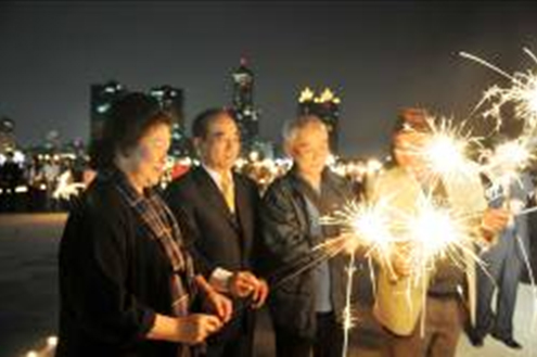 市長陳菊和台灣民主基金會董事長王金平，帶領人權鬥士和數百位熱愛人權民眾，一起揮舞仙女棒。(圖/高嘉澤攝)
