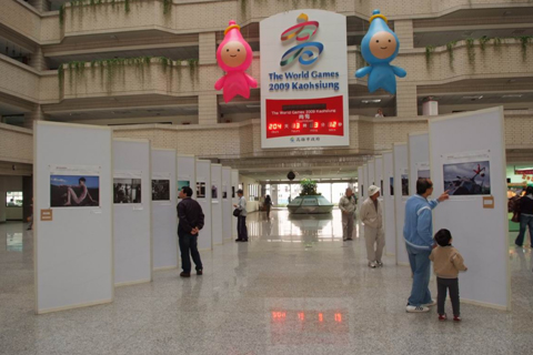 高雄市政府中庭展出「世界人權宣言60週年攝影展」。(圖/鮑忠暉攝)