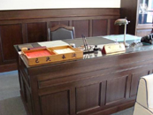 高雄市立歷史博物館內仍保存以前高雄市長的辦公桌，供人參觀。(圖／郭力睿攝)