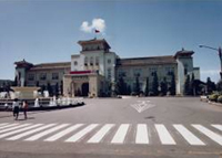 舊市政府(約攝於1960年)在當時堪稱最宏偉美觀的建築物，亦為高雄市的地標。(圖／高雄市立歷史博物館提供) 