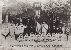 1929年第1屆全島少年棒球賽高雄第一公學（今旗津國小）獲得優勝，可見球衣繡有「Takao」（打狗）字樣。（圖/高雄市立歷史博物館提供）