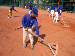 除了打球，小球員也要學會維護得來不易的練習場地。（圖/高雄市中正國小提供）