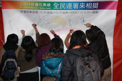 在全台灣北、中、南舉辦的「全民連署來相挺 世運列車趴趴走」活動，民眾踴躍簽署響應。(圖／KOC提供)