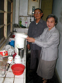 葉老師與師母在廚房一隅。(圖/李友煌提供)