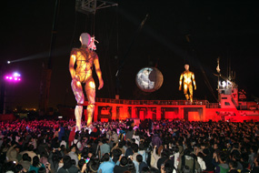 西班牙拉夫拉劇團帶來的10公尺高巨型纖維玻璃人偶表演。(圖/鮑忠暉攝)