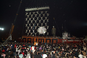 2007年西班牙拉夫拉劇團的「世界之船」，經過六週的航行來到高雄港，象徵高雄市將與世界級的藝術文化接軌。(圖/鮑忠暉攝)