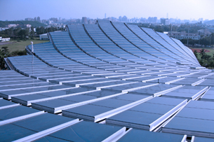 伊東豊雄設計，擁有8844片太陽能光板的高雄世運主場館，是台灣環保建築的典範。(圖/高雄市政府新工處提供)