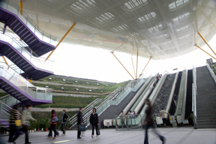 高雄市捷運站站體大多採通透式設計，具備通風、明亮等的特點，是節能減碳的最好示範。(圖/黃昱貴攝)