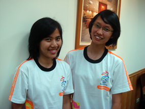 來自印尼的謝葆琳(右)及潘皓君，將熱情接待來自自己國家的運動隊員。(圖/葉娜慧攝)