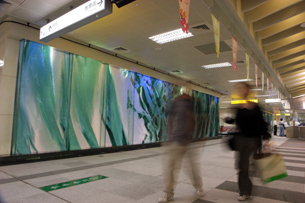 國際機場站用「凝聚的綠寶石」，迎接來到高雄的貴賓們。(圖/黃永富攝)