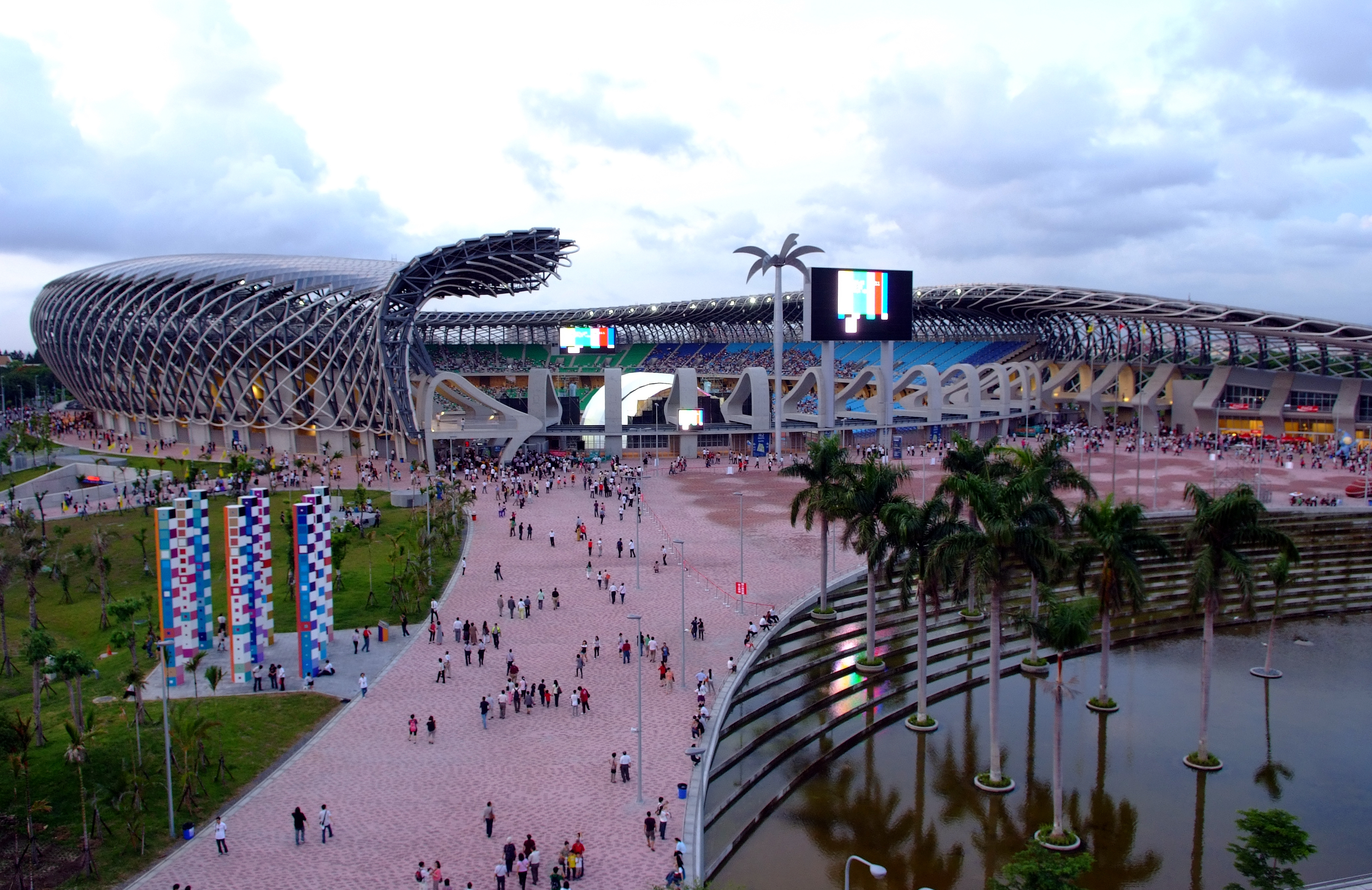 全球首創開放式結構的2009世運會主場館，象徵高雄市熱情迎接來自各地的貴賓。(圖/鮑忠暉攝)
