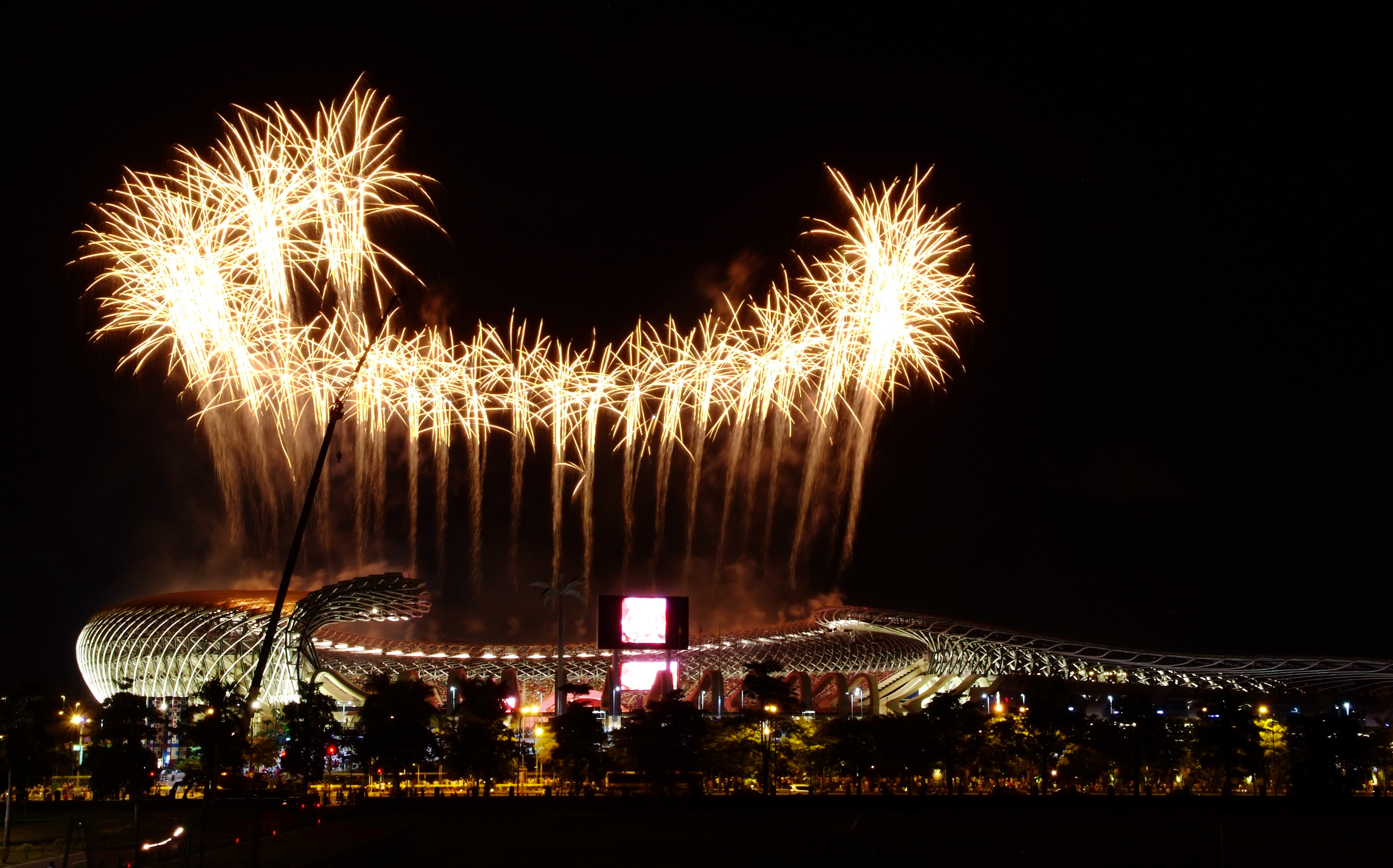 世運會開幕典禮依照主場館結構，設計出全台首見「環跑式」煙火。(圖/鮑忠暉攝)