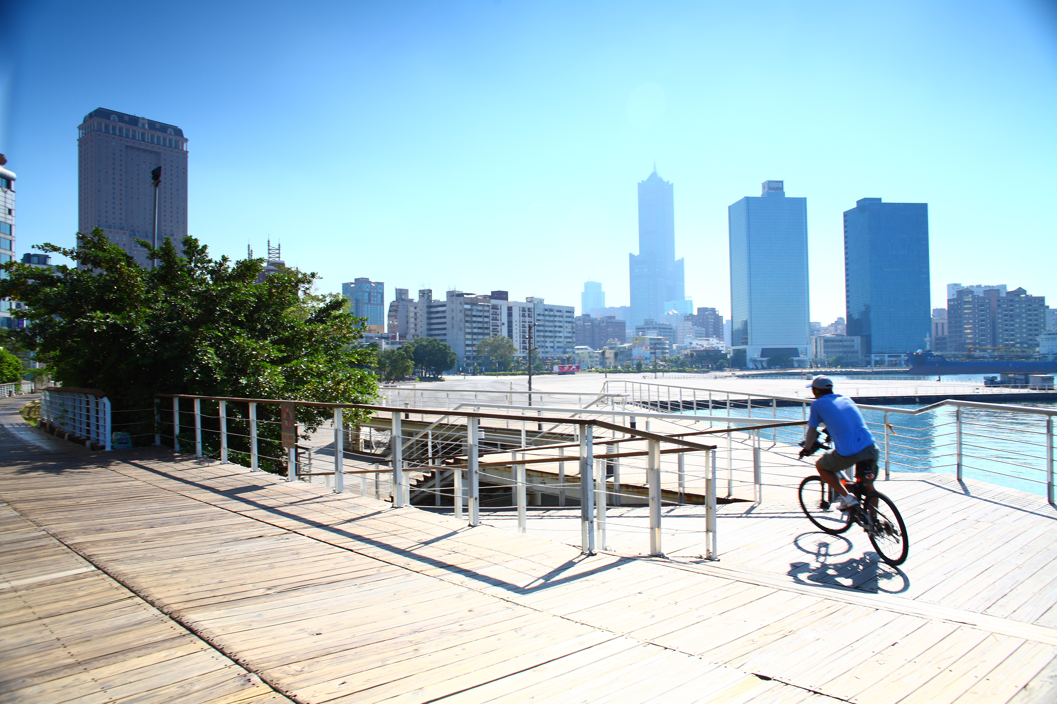 西臨港線自行車道銜接起真愛碼頭與光榮碼頭，是最能體會海洋首都磅礡氣勢的路線。(圖/林育恩攝)