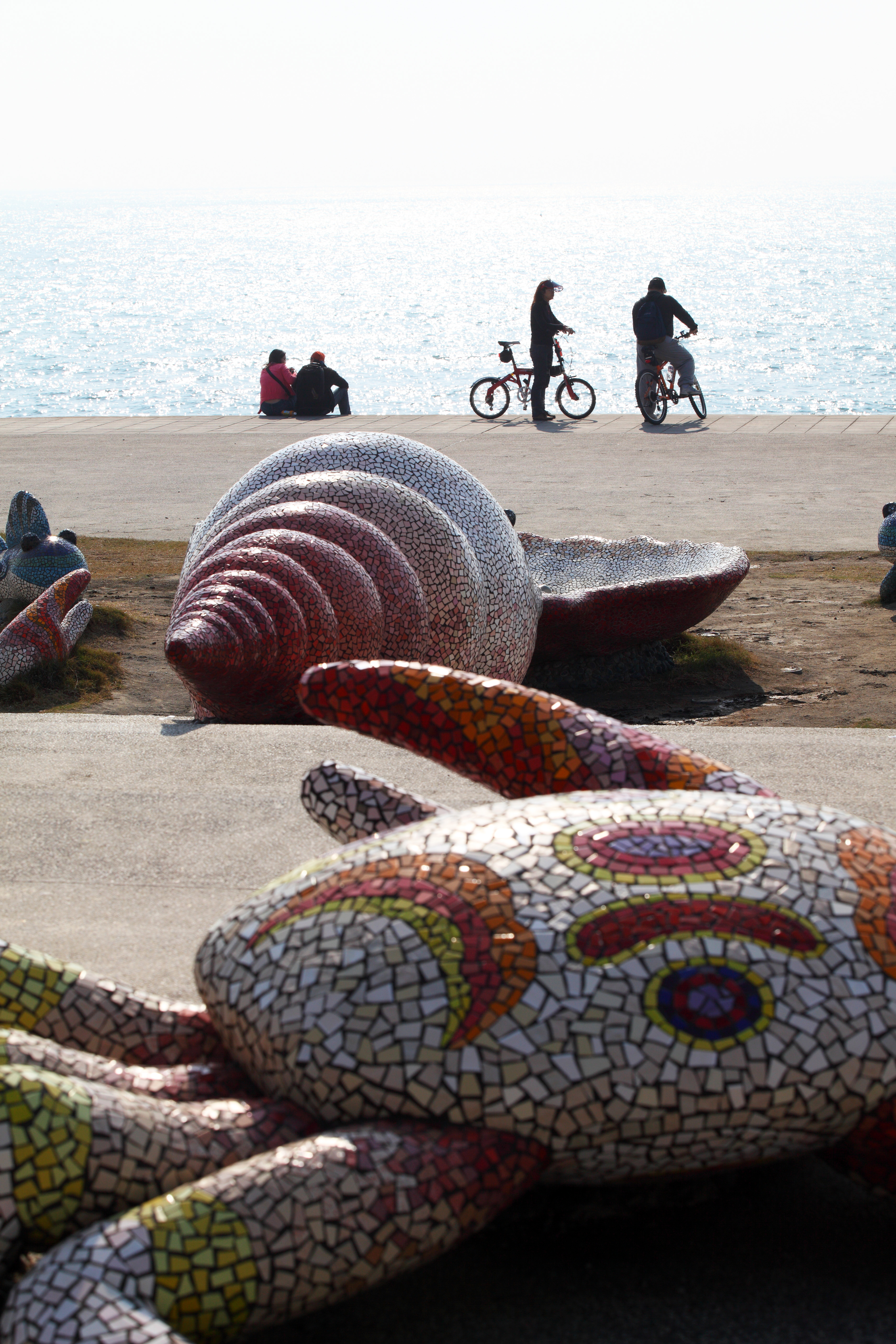 旗津環島踩風自行車道的騎乘時間約莫一個小時，沿途可以看海親水，以及道地美味小吃。(圖/林育恩攝)