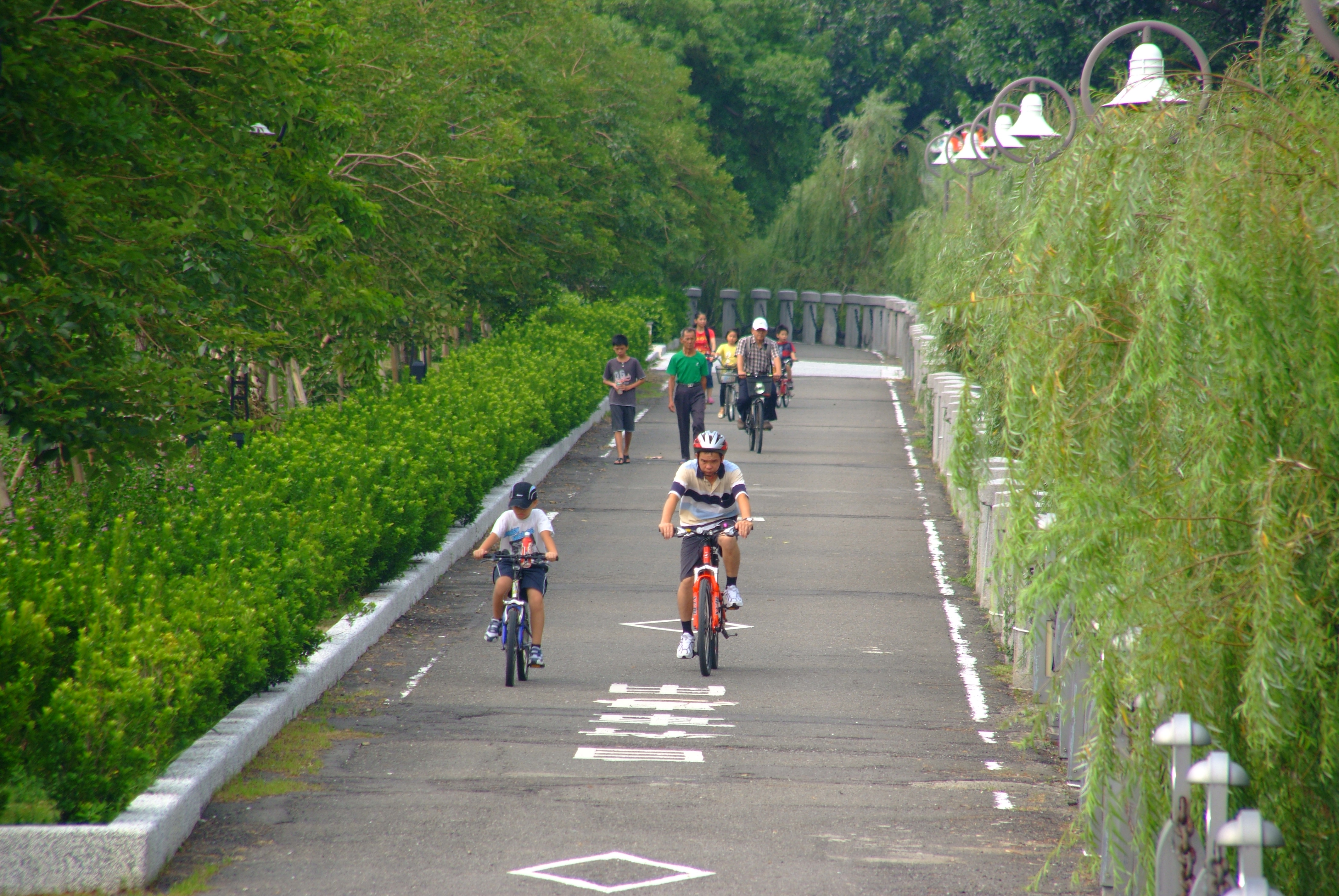 河堤公園自行車道帶動當地民眾運動休憩的風潮。(圖/鮑忠暉攝)