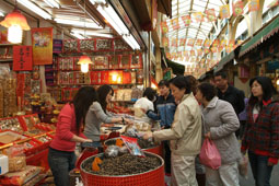 三鳳中街南北雜貨匯集，為極具歷史與特色的商街。(圖/鮑忠暉攝)