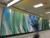 高雄機場站公共藝術─「凝聚的綠寶石」。(圖/黃永富攝)
