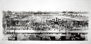 1950年在高雄市舉辦第五屆省運會的盛況，圖中體育場位於今日高雄市立歷史博物館對面的228和平公園。(圖/高雄市立歷史博物館提供)