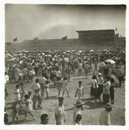 1961年高雄市於新落成的中山運動場舉辦第十六屆省運，當時人山人海的景象，可見市民的參與熱忱。(圖/高雄市立歷史博物館提供)