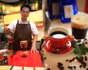 亨利咖啡老闆極力推薦產於非洲最高海拔的吉力馬札羅火山咖啡！(圖/林育恩攝)